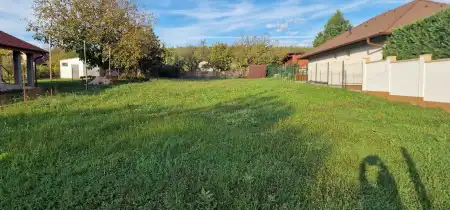 eladó telek, Csörög